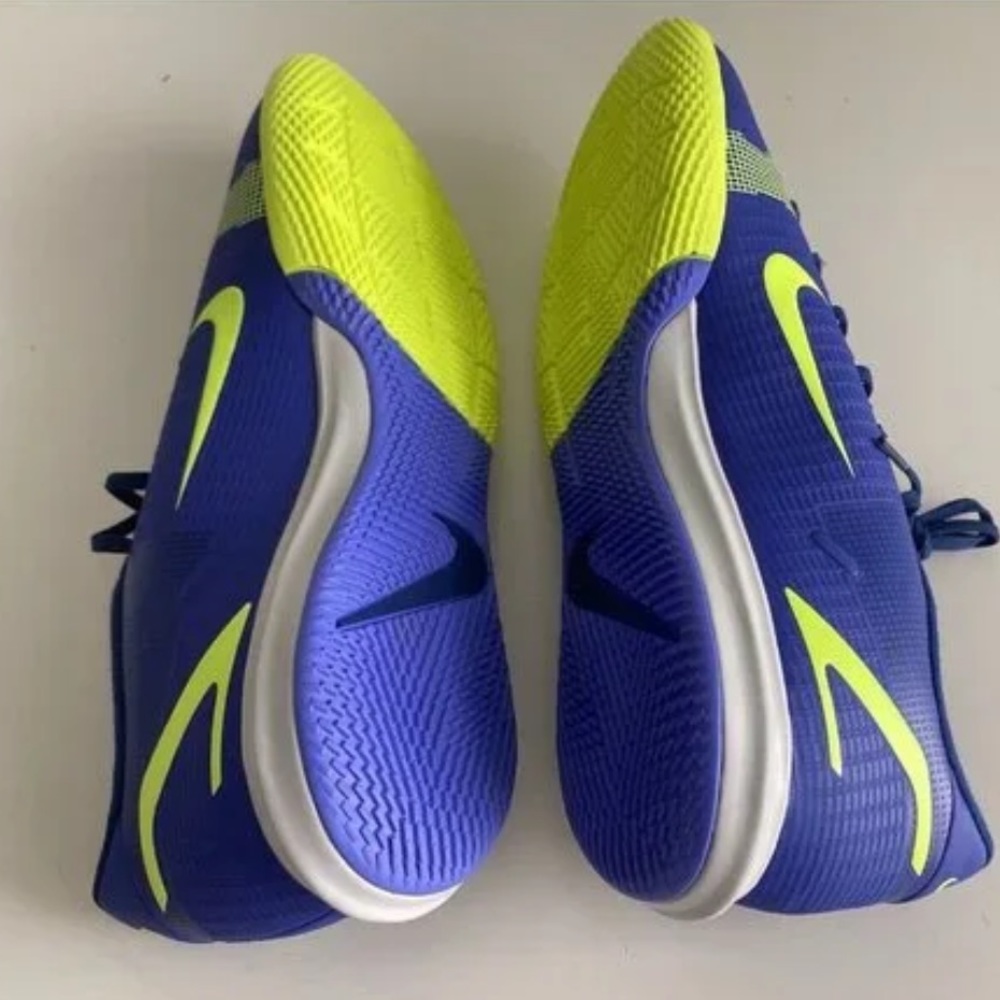 New Nike soccer shoes - Picture 3 of 5